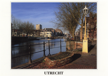 602086 Gezicht over de Stadsbuitnegracht te Utrecht op de Weerdsluis in de Vecht; op de voorgrond de in de bestrating ...